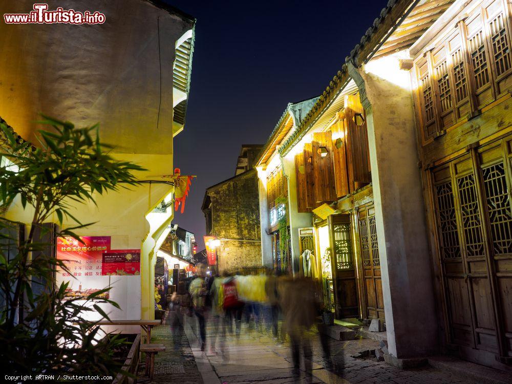 Immagine Gente a spasso di sera in una via della cittadina di Nanchang, Cina - © ARTRAN / Shutterstock.com