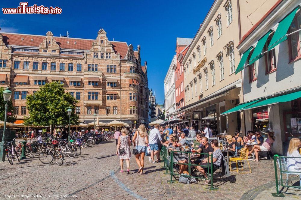 Immagine Gente a spasso in una giornata di sole in piazza Stortorget a Malmo, Svezia - © Matyas Rehak / Shutterstock.com