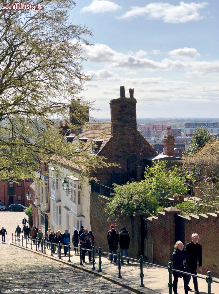 Immagine Gente a spasso in una stradina della città medievale di Lincoln, Inghilterra - © Imran's Photography / Shutterstock.com