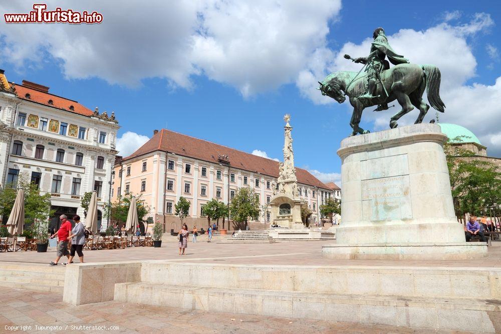 Immagine Gente a spasso per la città di Pécs, Ungheria. E' la quinta cittadina per grandezza del paese nonchè una delle località più visitate dai turisti - © Tupungato / Shutterstock.com