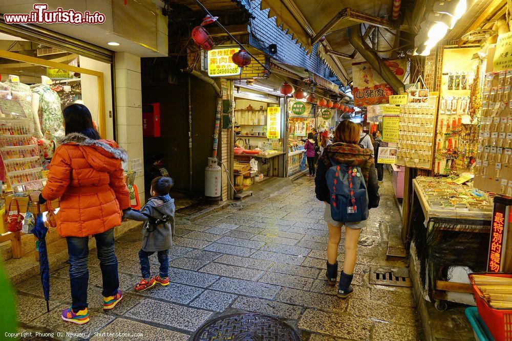 Immagine Gente a spasso per la strada principale di Chiufen in un mercato notturno, Taiwan - © Phuong D. Nguyen / Shutterstock.com