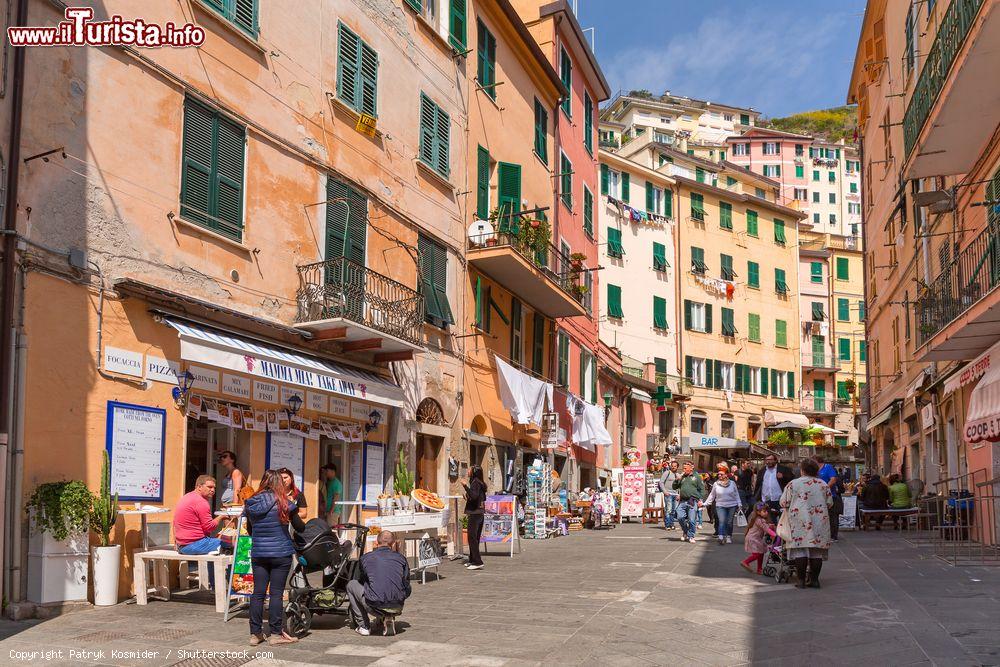 Immagine Gente a spasso per Riomaggiore, La Spezia, Liguria. Il villaggio è uno dei cinque famosi paesi costieri che costituiscono il Parco Nazionale delle Cinque Terre - © Patryk Kosmider / Shutterstock.com