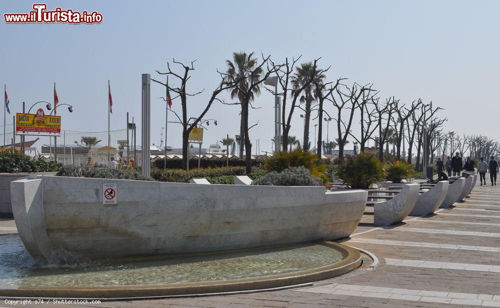 Immagine Gente a spasso sul lungomare di Riccione, Emilia Romagna - © s74 / Shutterstock.com
