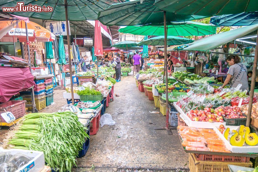 Immagine Gente acquista frutta e verdura al mercato locale di Nonthaburi, Thailandia - © apiguide / Shutterstock.com