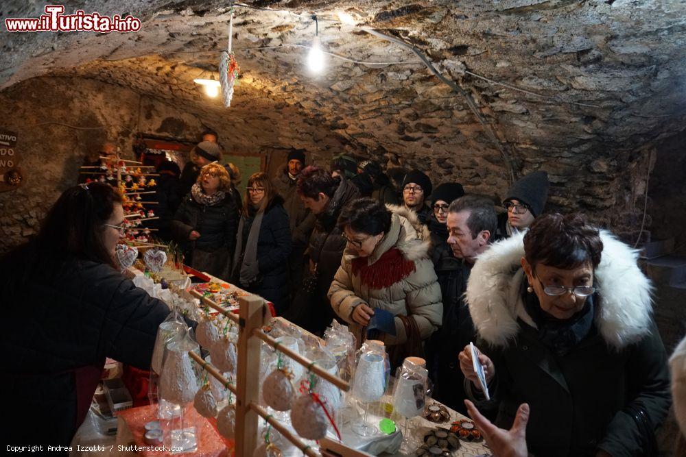 Immagine Gente acquista souvenir al mercatino di Natale, Rango, Trentino Alto Adige - © Andrea Izzotti / Shutterstock.com