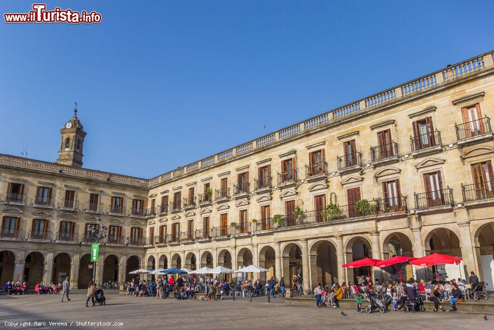 Immagine Gente ai bar in Piazza di Spagna a Vitoria Gasteiz, Spagna, in una giornata di sole - © Marc Venema / Shutterstock.com