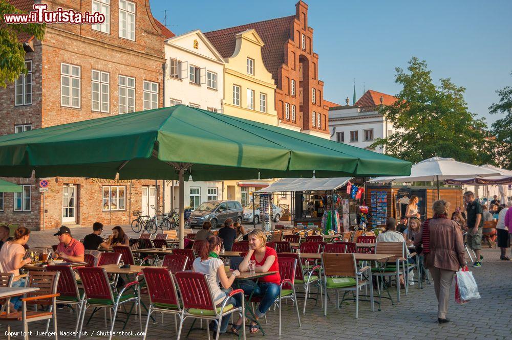 Immagine Gente ai ristoranti lungo la strada An der Obertrave a Lubecca, Germania - © Juergen Wackenhut / Shutterstock.com