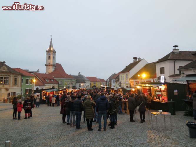 Immagine Gente ai tradizionali mercatini natalizi nella città di Rust, Austria.