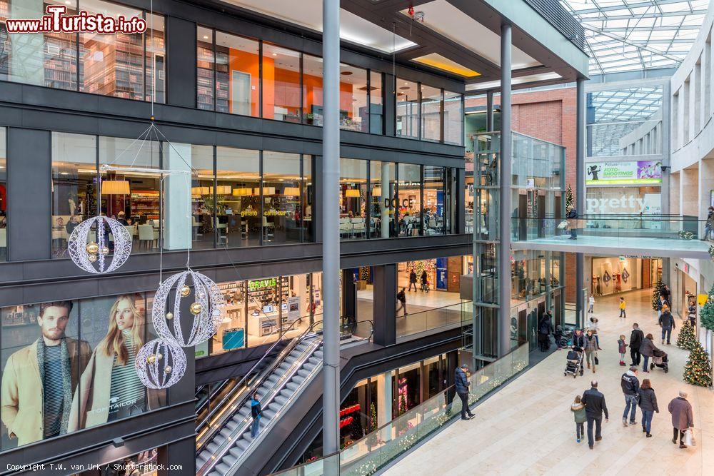 Immagine Gente al centro commerciale Forum di Duisburg, Germania - © T.W. van Urk / Shutterstock.com