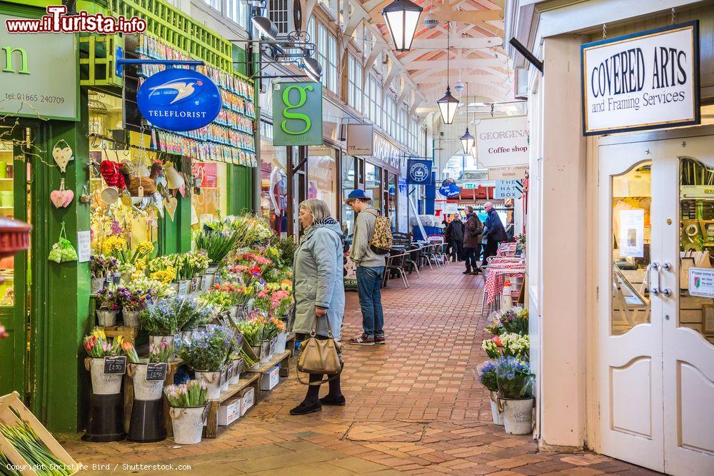 Immagine Gente al Covered Market di Oxford, Inghilterra (UK). Questo mercato con negozi e bancarelle permanenti si trova all'interno di una grande struttura coperta del centro città - © Christine Bird / Shutterstock.com