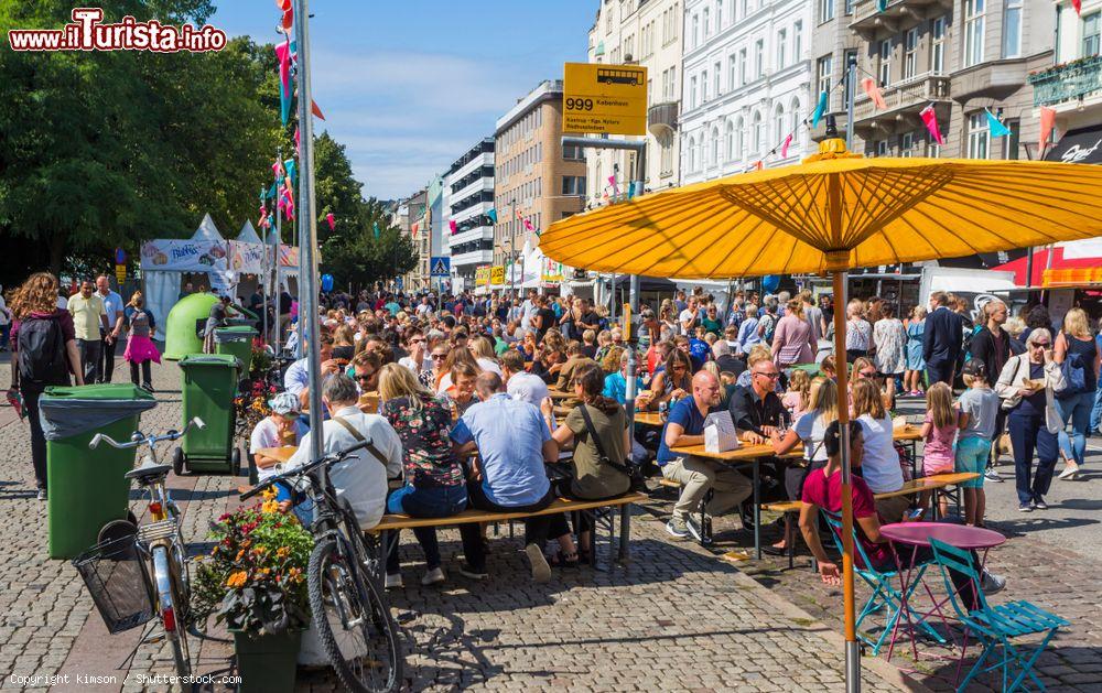 Immagine Gente al Festival di Malmo, Svezia: tradizione che ha origine dagli anni Ottanta del 1900, riunisce specialità gastronomiche e divertimenti di diversi paesi del mondo - © kimson / Shutterstock.com