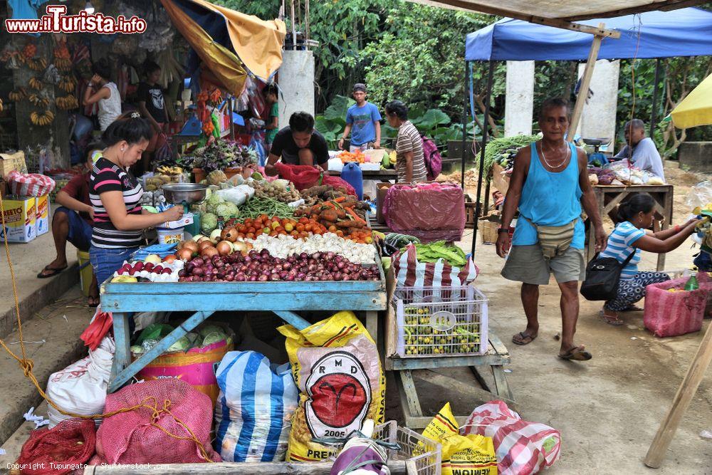 Immagine Gente al mercato alimentare di El Nido, Filippine: i tipici mercati di frutta e verdura sono ancora importanti nello sviluppo delle città di questo stato insulare - © Tupungato / Shutterstock.com