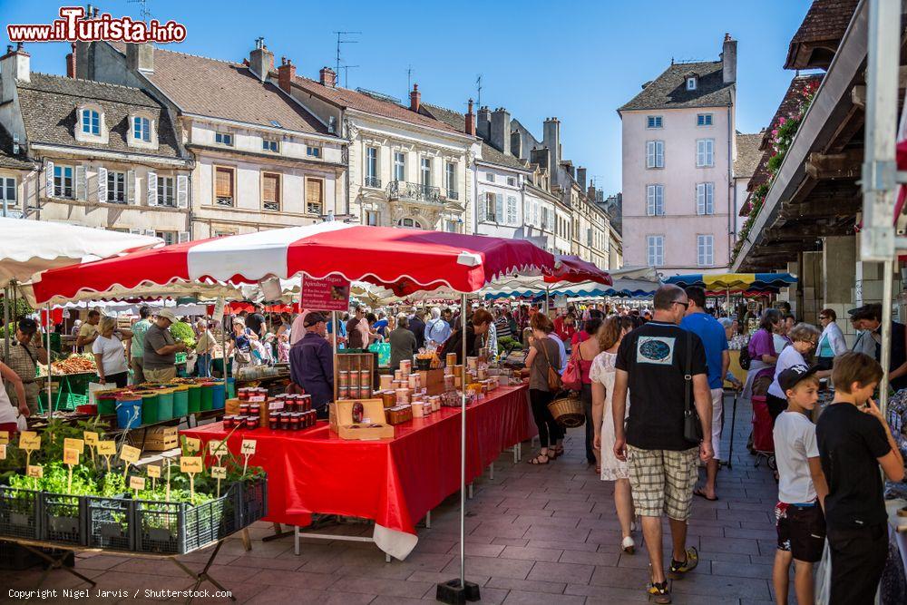 Immagine Gente al mercato all'aperto di Beaune, Borgogna, Francia - © Nigel Jarvis / Shutterstock.com