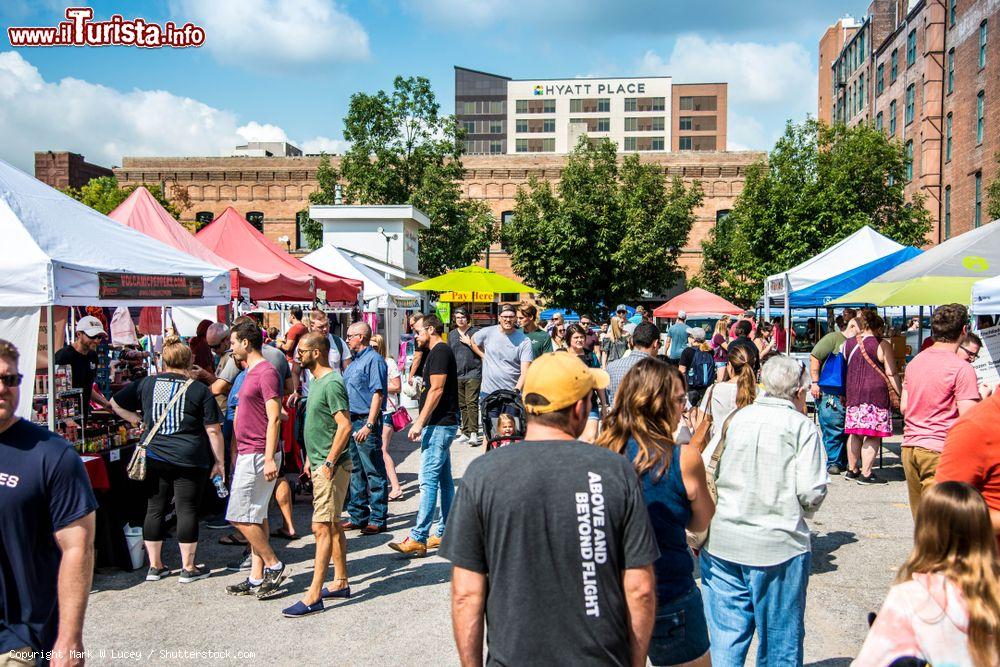 Immagine Gente al mercato dei contadini nel centro di Omaha, cittadina del Nebraska (USA) - © Mark W Lucey / Shutterstock.com