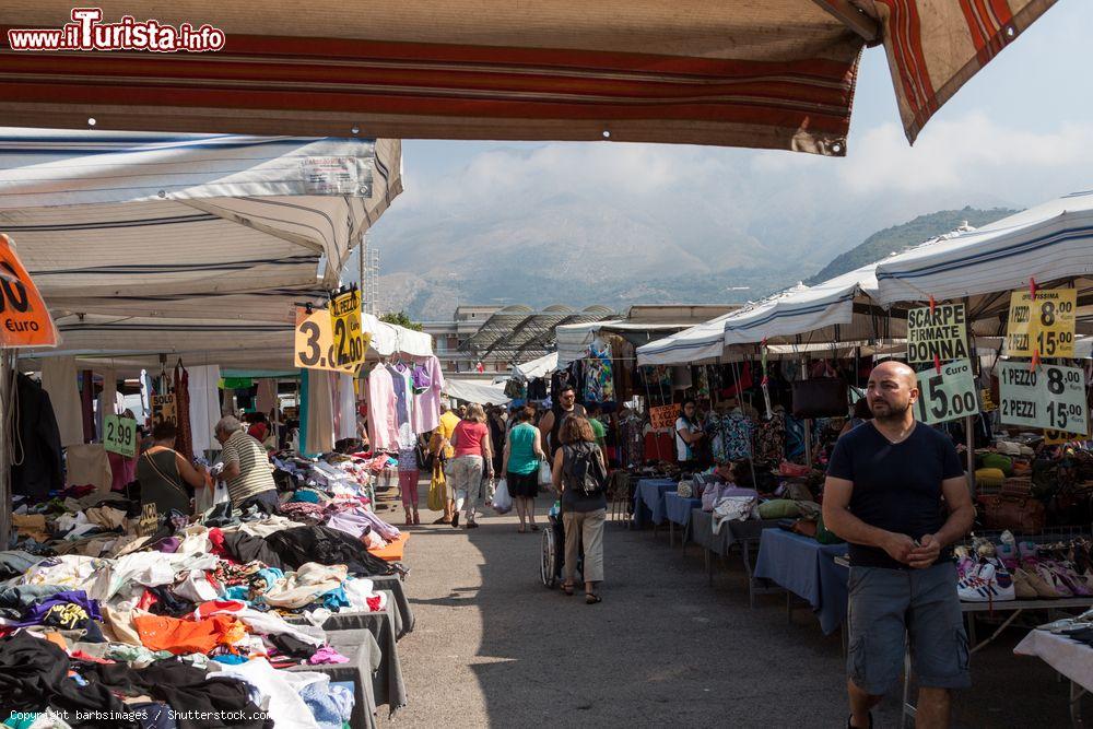Immagine Gente al mercato settimanale all'aperto di Formia, provincia di Latina, Lazio - © barbsimages / Shutterstock.com