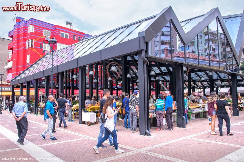 Immagine Gente al nuovo mercato Pazari i Ri a Tirana, Albania - © mastapiece / Shutterstock.com