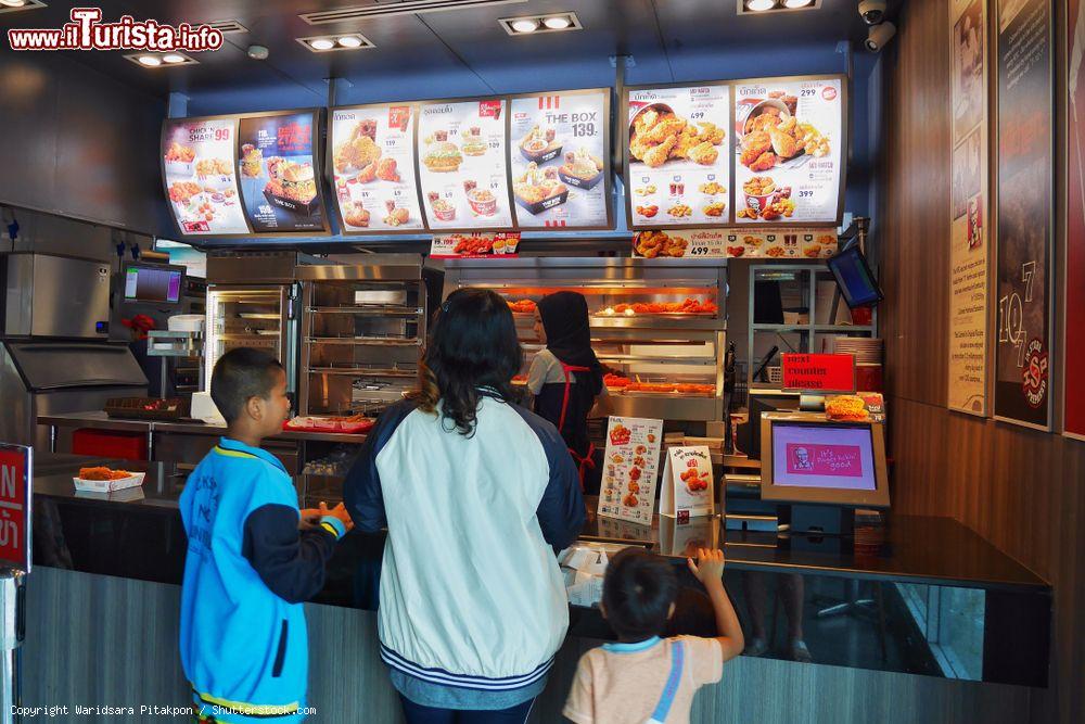 Immagine Gente al ristorante KFC (Kentucky Fried Chicken) nella città di Songkhla, Thailandia, in attesa di ordinare pollo  - © Waridsara Pitakpon / Shutterstock.com