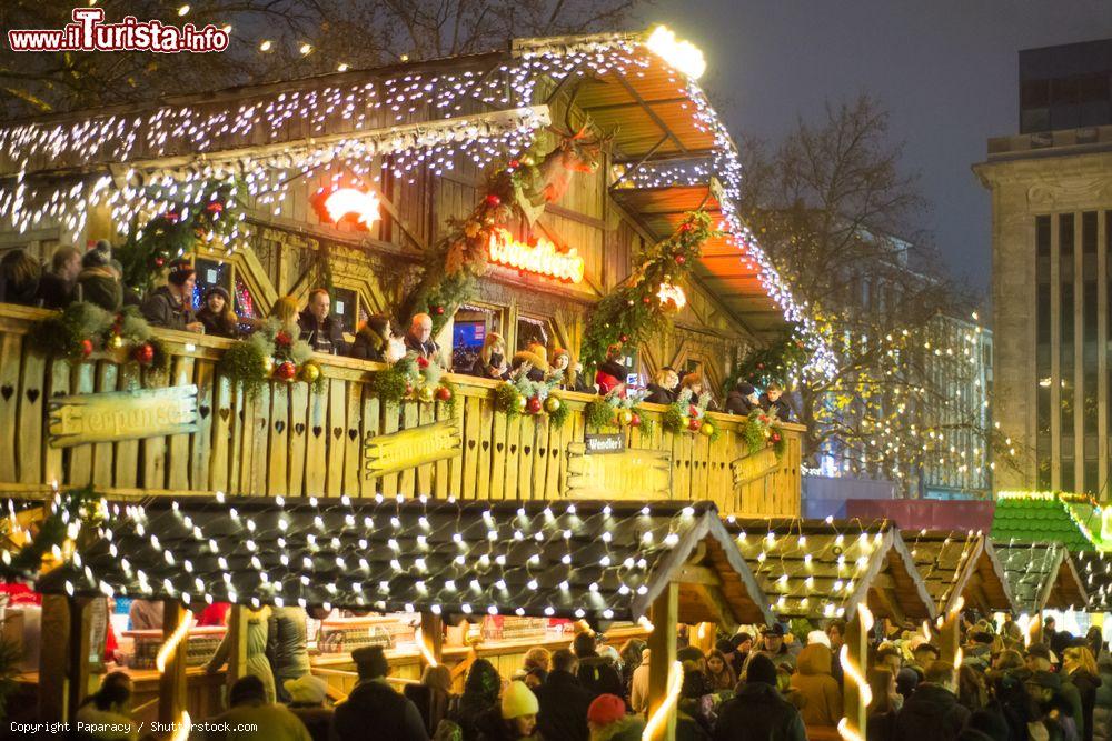 Immagine Gente al tradizionale mercato di Natale in Hansaplatz a Dortmund, Germania - © Paparacy / Shutterstock.com