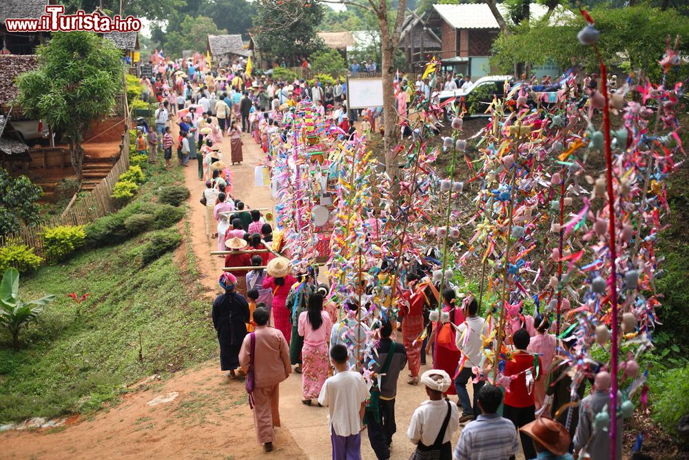 Immagine Gente alla Poi Sang Long Parade di Mae Hong Son, Thailandia. A questa cerimonia, che si svolge ogni anno fra le metà di marzo e di aprile, partecipano i giovani dai 7 ai 14 anni che si recano al tempio per essere ordinati come novizi. Qui impareranno i principi dell'insegnamento buddhista.