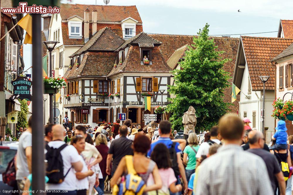 Immagine Gente alla tradizionale Fete des Remparts nel borgo di Chatenois, Alsazia, Francia - © bonzodog / Shutterstock.com