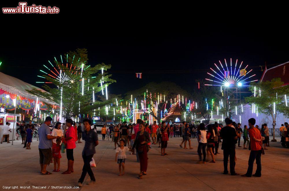 Immagine Gente all'annuale festival di Wat Lam Pho, Nonthaburi (Thailandia), ammira i tradizionali giochi di luci - © Anirut Thailand / Shutterstock.com