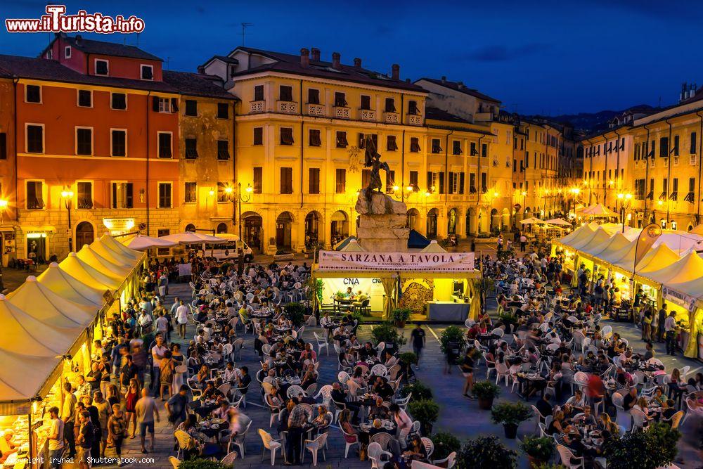 Immagine Gente all'evento Sarzana in Tavola in piazza Matteotti, Liguria. Questo tradizionale appuntamento gastronomico viene organizzato dal CNA e si svolge nel mese di luglio - © iryna1 / Shutterstock.com