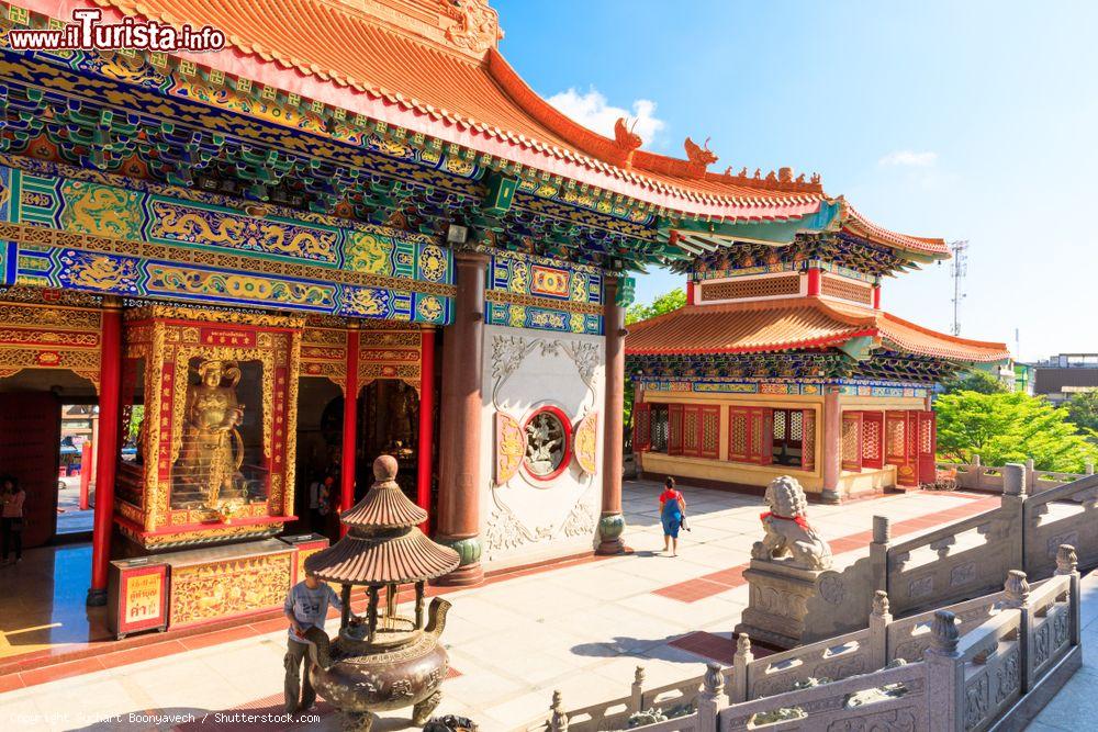 Immagine Gente cammina nell'area di Wat Borom Racha Kanchanapisek Anusorn (Leng nuei Yee Branch 2), popolare tempio cinese di Nonthaburi (Thailandia). Questo celebre tempio cinese è stato costruito nel 1996 per commemorare il 50° anniversario della salita al trono del re Bhumibol - © Suchart Boonyavech / Shutterstock.com