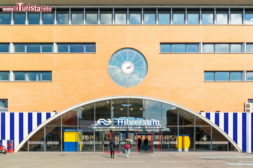 Immagine Gente cammina di fronte all'ingresso della stazione dei treni a Hilversum, Olanda. Questa località situata nel territorio dell'Olanda settentrionale è facilmente raggiungibile sia con i mezzi di trasporto pubblico che in auto - © TasfotoNL / Shutterstock.com