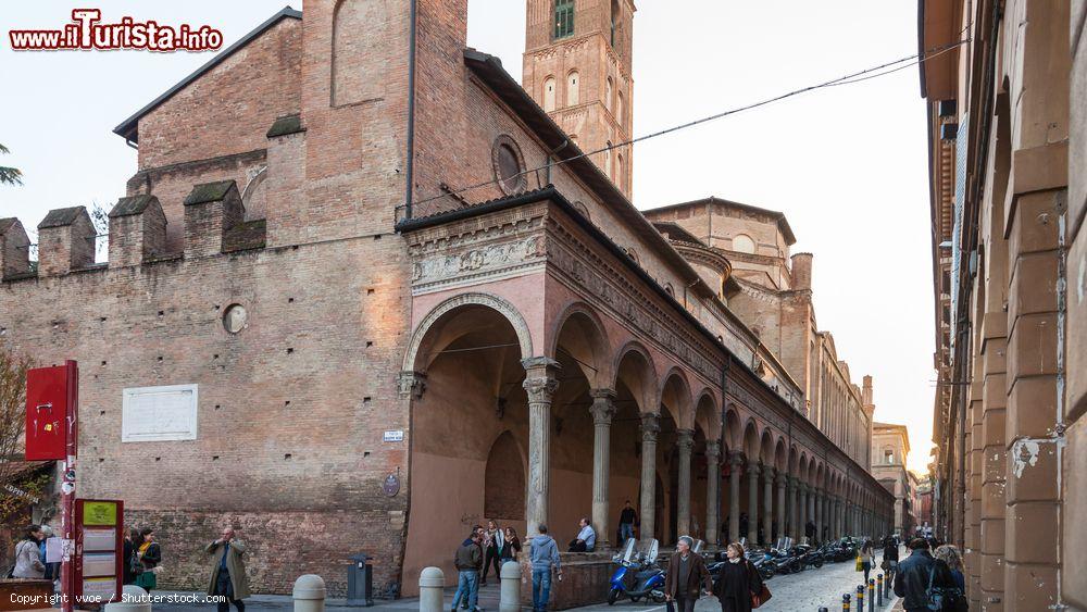 Immagine Gente cammina lungo la medievale Cerchia dei Torresotti a Bologna, Emilia-Romagna. Una bella veduta della chiesa di San Giacomo Maggiore da Via Zamboni - © vvoe / Shutterstock.com