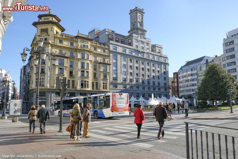 Immagine Gente cammina per le strade di Oviedo, Asturie, Spagna. Città ideale per passeggiare grazie al suo centro storico in buona parte pedonale, Oviedo racchiude nella sua anima più autentica tradizione e buona gastronomia - © leonardo2011 / Shutterstock.com