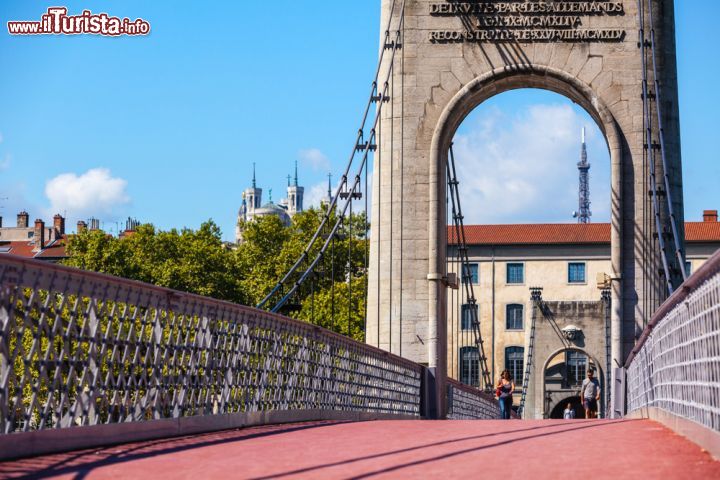 Immagine Gente cammina sulla vecchia Passerelle du College sul fiume Rodano a Lione, Francia - © dvoevnore / Shutterstock.com