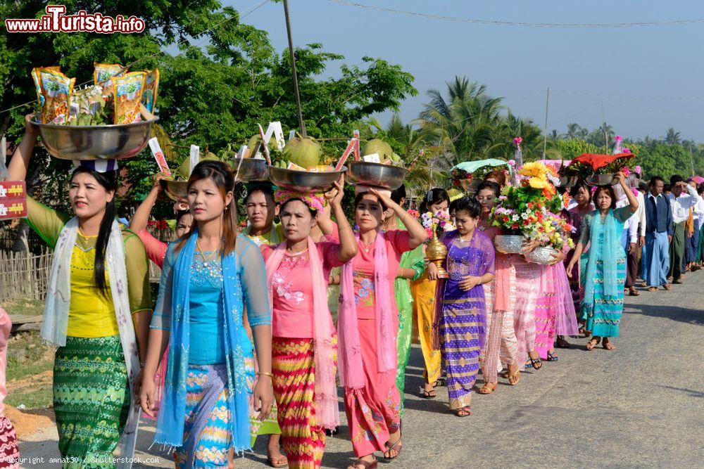 Immagine Gente con abiti tradizionali durante una cerimonia religiosa in un villaggio vicino a Myeik, Myanmar - © amnat30 / Shutterstock.com