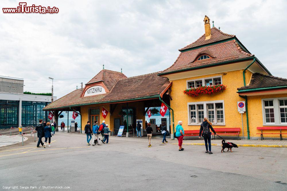 Immagine Gente davanti alla stazione di Vitznau sul lago di Lucerna, Svizzera - © Sanga Park / Shutterstock.com