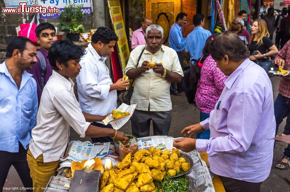 Immagine Gente di Mumbai mangia street food in un mercato del sud della città, India  - © LMspencer / Shutterstock.com