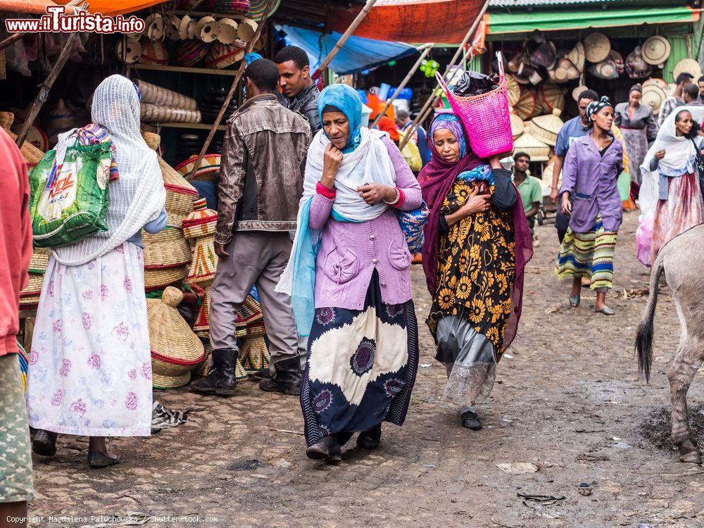 Immagine Gente etiope al mercato Addis di Addis Abeba, Etiopia. E' il più grande mercato all'aperto di tutta l'Africa con 13 mila persone impiegate e oltre 7 mila attività imprenditoriali  - © Magdalena Paluchowska / Shutterstock.com