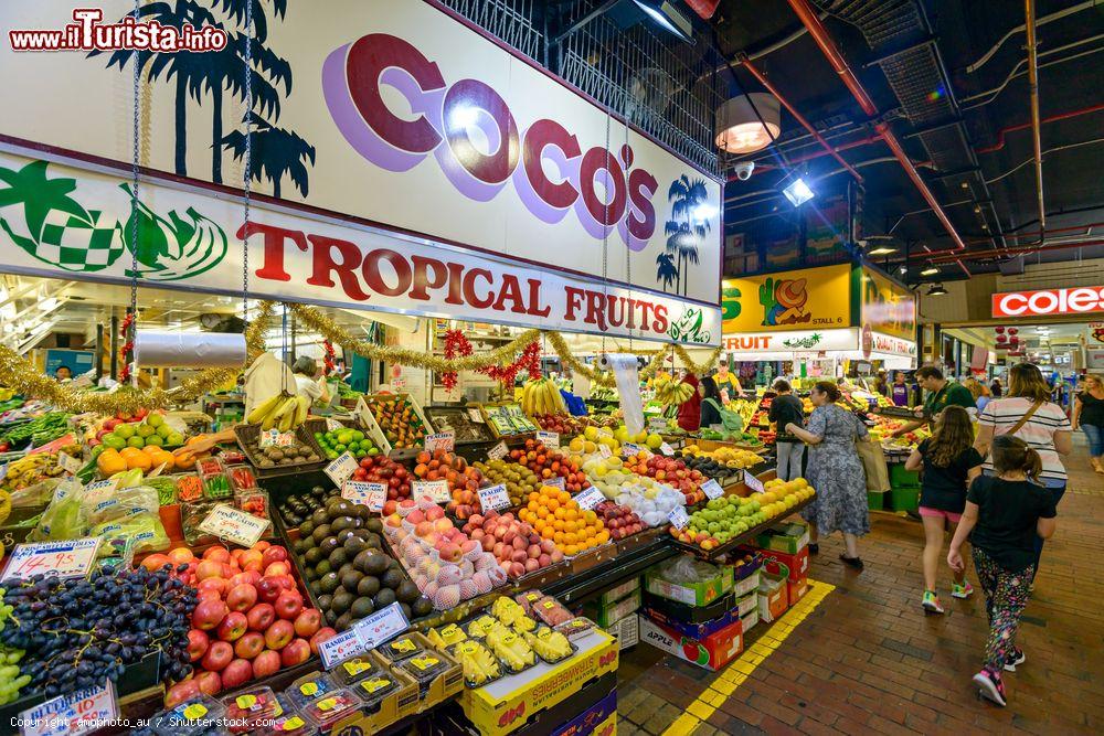 Immagine Gente fa shopping all'Adelaide Central Market durante il weekend (Australia). Aperto da martedì a sabato, questo mercato accoglie i prodotti più rinomati di agricoltori e allevatori provenienti da tutto lo stato - © amophoto_au / Shutterstock.com