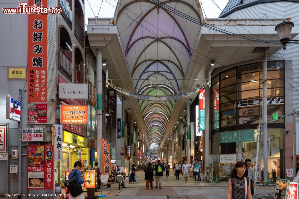 Immagine Gente fa shopping in una galleria al coperto di Hiroshima, Giappone. Questa città è la più grande della regione di Chogoku, una delle 8 del paese - © PaulWong / Shutterstock.com