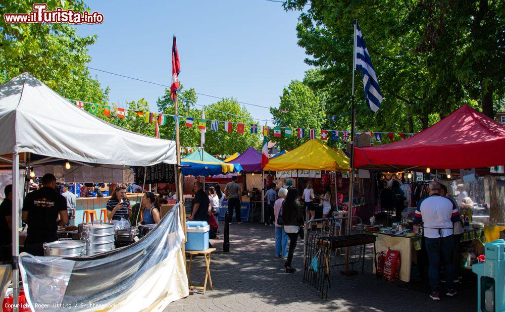 Immagine Gente fa shopping tra le bancarelle del mercato all'aperto di Oxford in Gloucester Green Square, Inghilterra - © Roger Utting / Shutterstock.com