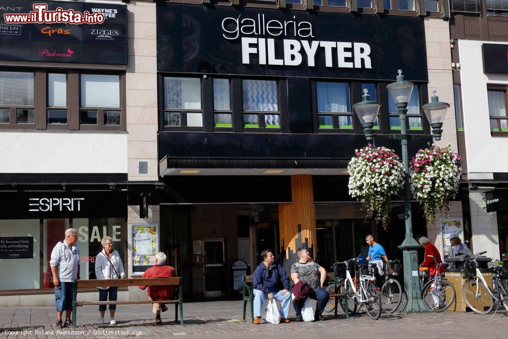 Immagine Gente fuori dal centro commerciale Galleria Filbyter nel centro di Linkoping, Svezia - © Roland Magnusson / Shutterstock.com