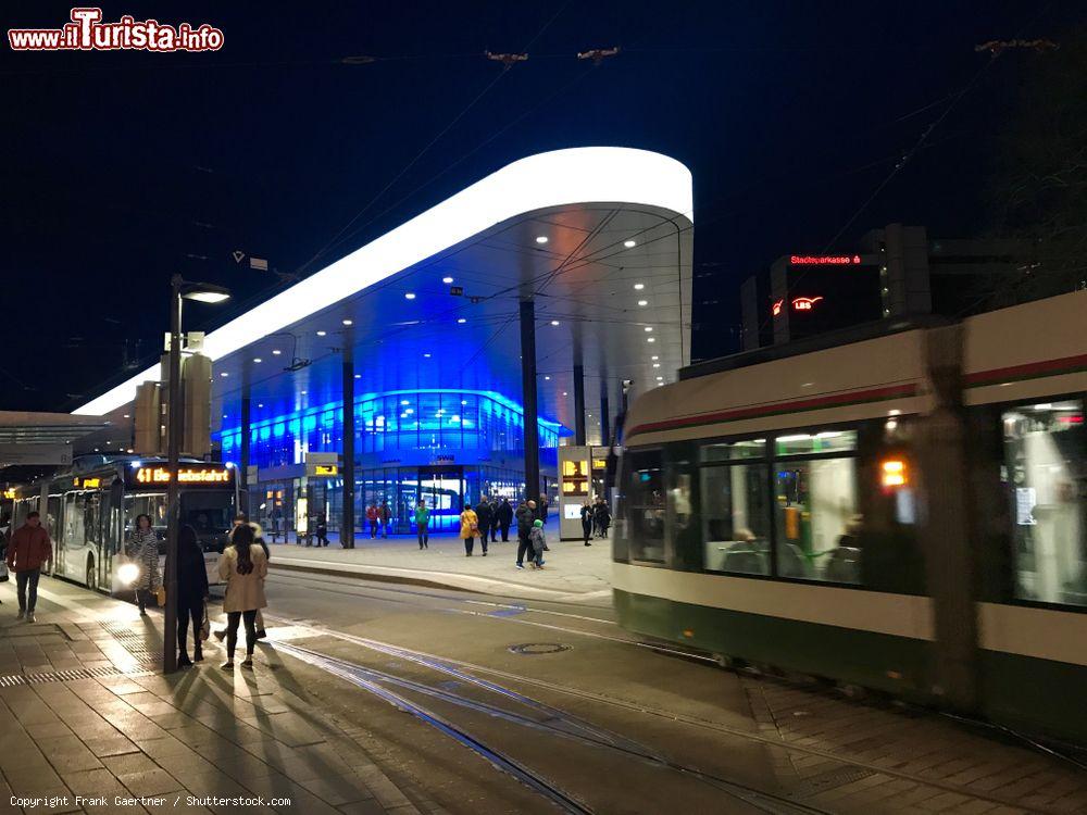 Immagine Gente in attesa di tram e bus in Koenigsplatz alla sera nel centro di Augusta, Germania - © Frank Gaertner / Shutterstock.com
