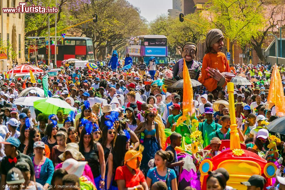 Immagine Gente in maschera al Gauteng Carnival di Pretoria, Sudafrica - © The Light Writer 33 / Shutterstock.com