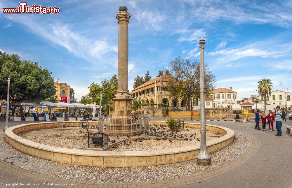 Immagine Gente in piazza Ataturk a Nicosia, nord di Cipro. Mustafa Kemal Ataturk è stato un militare e politico turco, fondatore e primo presidente della Turchia. Questa bella piazza è una delle destinazioni turistiche più frequentate da cittadini e turisti - © Nejdet Duzen / Shutterstock.com