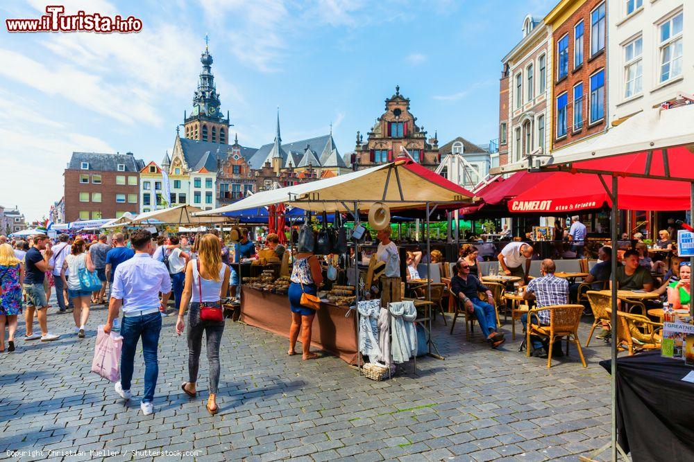 Immagine Gente in piazza del Grande Mercato a Nijmegen in estate (Olanda). Questa cittadina è la più antica del paese - © Christian Mueller / Shutterstock.com