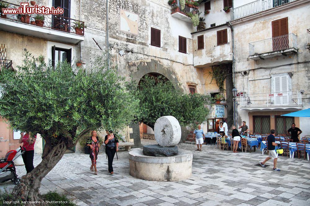 Immagine Gente in Piazza Vittorio Veneto a San Felice Circeo, Lazio, in una sera d'estate - © marcovarro / Shutterstock.com