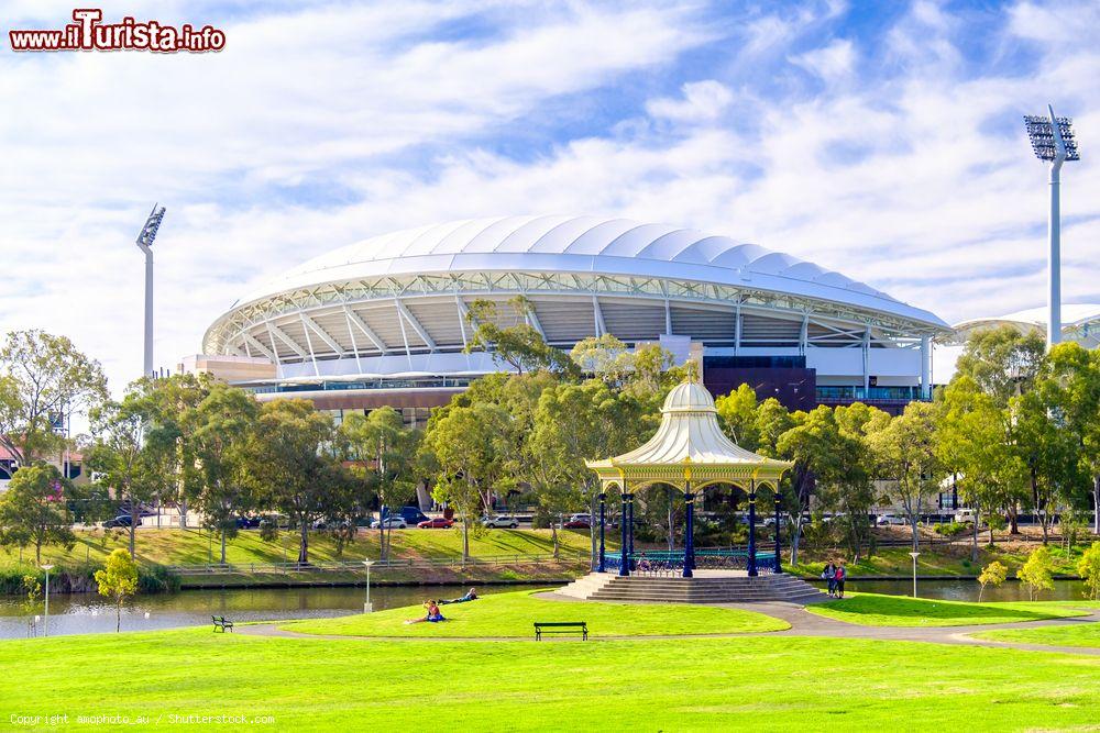 Immagine Gente in relax a Elder Park Rotunda vicino all'Adelaide Oval in una giornata estiva (Australia) - © amophoto_au / Shutterstock.com