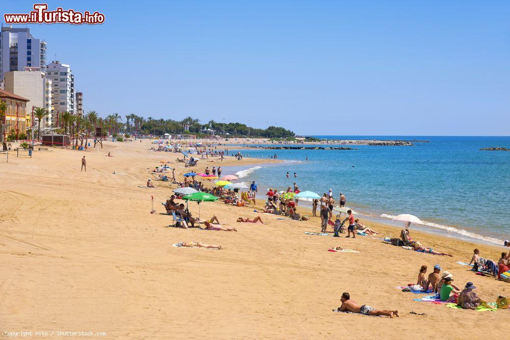 Immagine Gente in relax a Playa del Forti sulla Costa dell'Azahar, Vinaros (Spagna) - © nito / Shutterstock.com
