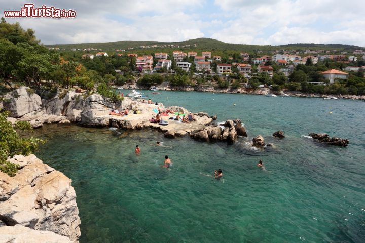 Immagine Gente in relax al mare lungo la costa rocciosa di Crikvenica, Croazia - © Philip Lange / Shutterstock.com