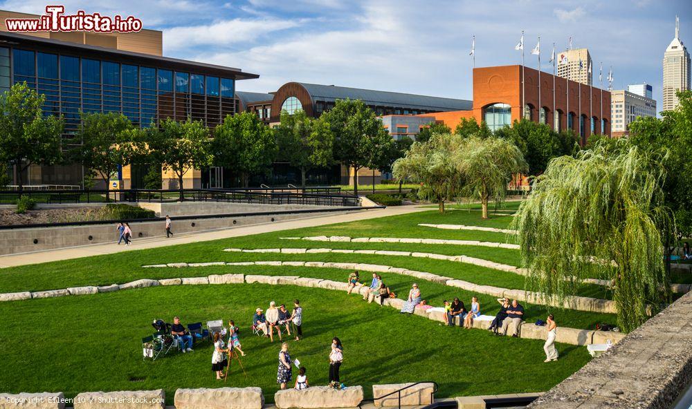 Immagine Gente in relax all'aria aperta in un giardino di Indianapolis, Indiana, USA. Siamo nel parco del White River State - © Eileen_10 / Shutterstock.com