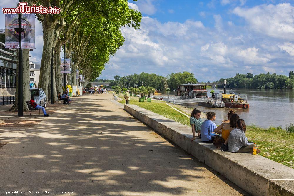 Immagine Gente in relax e a passeggio lungo la passeggiata del Quai du Chatelet a Orléans, Francia - © Kiev.Victor / Shutterstock.com