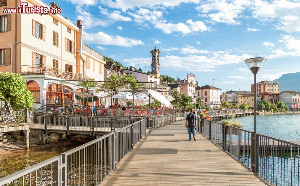 Immagine Gente in relax e a passeggio sul lungolago di Porto Ceresio, graziosa città del lago di Lugano - © elesi / Shutterstock.com